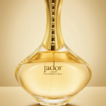عکس عطر زنانه بایلندو مدل Dior Jadore حجم ۱۰۰ میلی‌لیتر با زمینه طلایی پاستلی