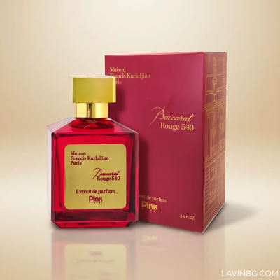 تصویر ادوپرفیوم پینک ویژوآل Pink مدل باکارات رژ 540 اکستریت Baccarat Rouge 540 Extrait حجم 100 میلی لیتر با بطری شیشه‌ای قرمز و در طلایی در کنار جعبه قرمز روی پس‌زمینه استودیویی بژ و طلایی روشن – عکس استودیویی اختصاصی فروشگاه لاوین