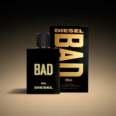 عکس ادو پرفیوم مردانه پینک ویژوآل Bad Diesel حجم 100 میلی لیتر کنار جعبه با پس زمینه گرادیان مشکی طلایی