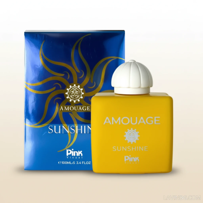 تصویر ادوپرفیوم زنانه پینک ویژوآل مدل آمواج سان شاین Amouage Sunshine حجم 100 میلی لیتر با بطری زرد مات و درب سفید در کنار جعبه آبی با طرح خورشید طلایی روی پس‌زمینه روشن گرادیان – عکس استودیویی اختصاصی فروشگاه لاوین