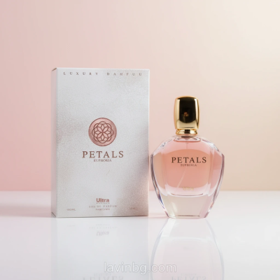 ادوپرفیوم زنانه Euphoria Petals 100 میل کنار جعبه با بک گراند پاستیلی و واترمارک lavinbg.com